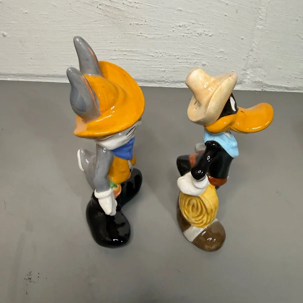 VINTAGE 1993 BUGS BUNNY AND DAFFY DUCK SALT AND PEPPER SHAKERS - Picture 4 of 6